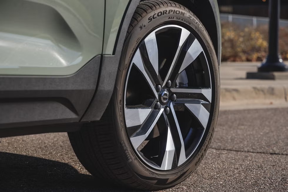 Volvo XC40 Có Phải Là Lựa Chọn Hoàn Hảo Cho Người Trẻ?