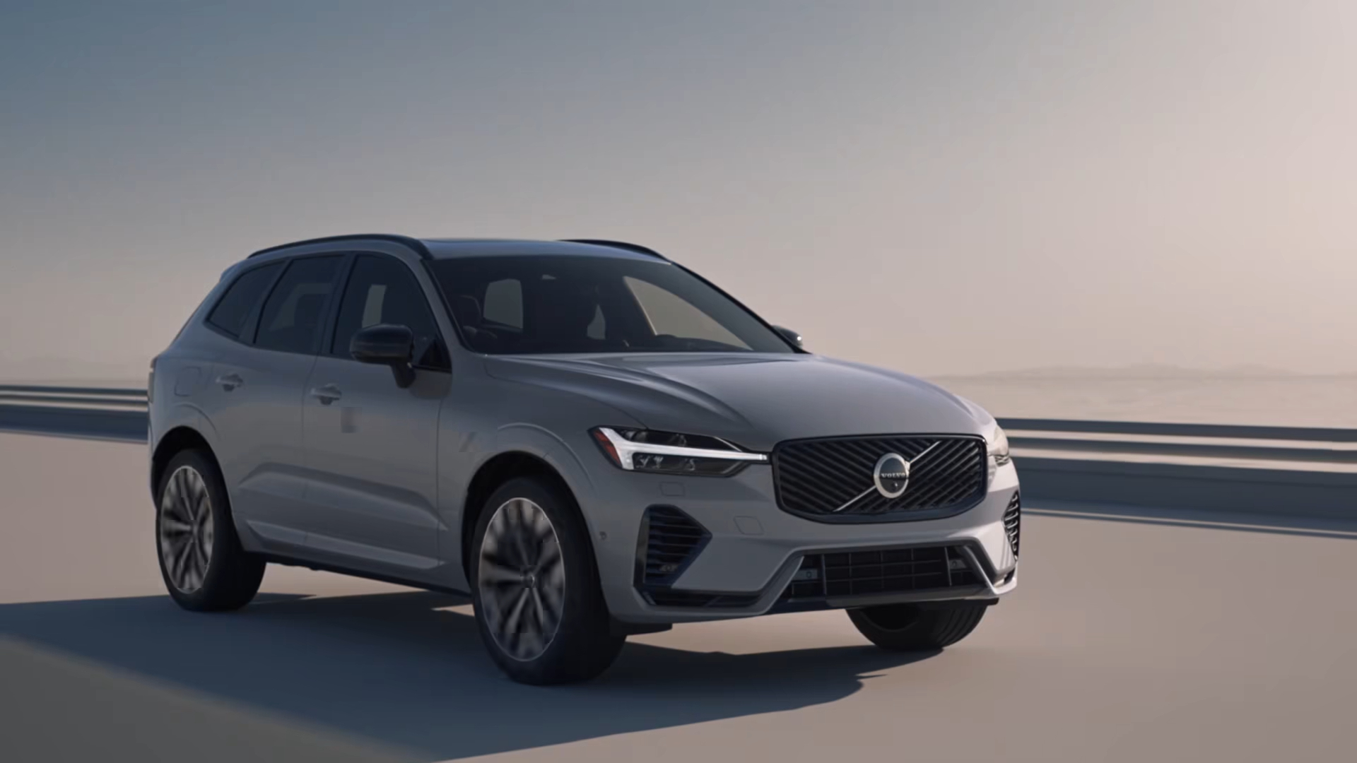 Volvo XC60 Plug-in Hybrid: Mulberry Red & Vapour Grey mới