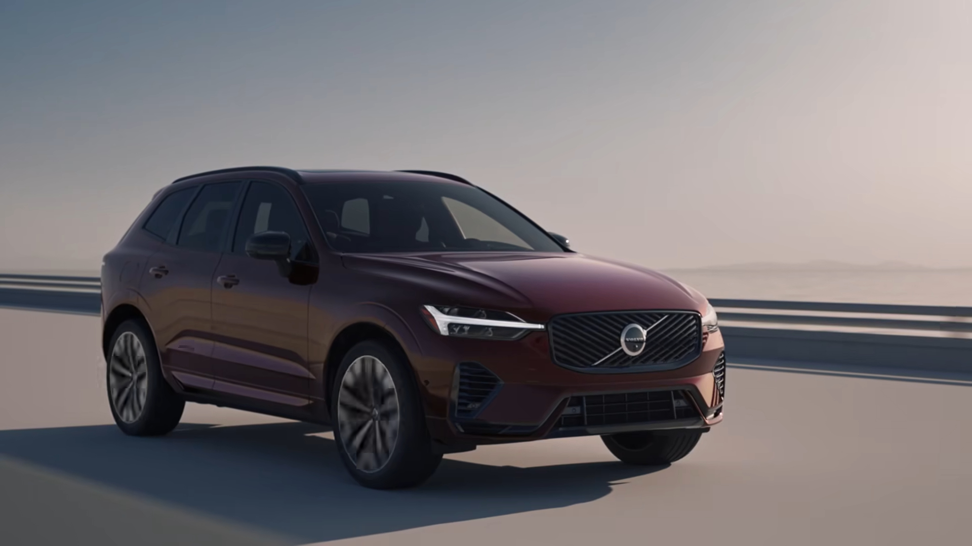 Volvo XC60 Plug-in Hybrid: Mulberry Red & Vapour Grey mới